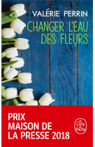 Changer l'eau des fleurs