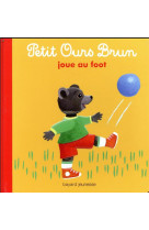 Petit ours brun joue au foot