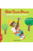 Petit ours brun fait de l'accrobranche