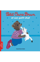 Petit ours brun s-amuse avec son chat