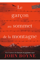 Le garçon au sommet de la montagne